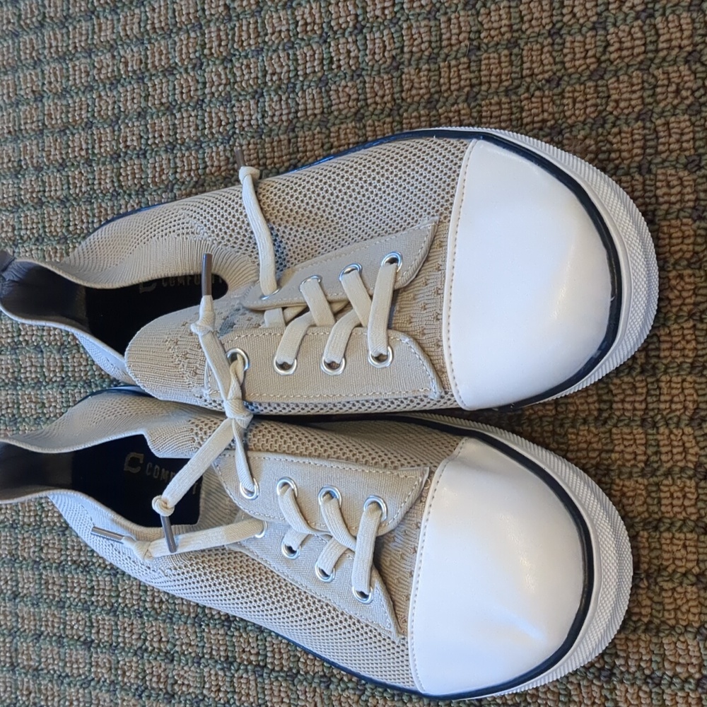 Tan Converse like shoes, size 7.5